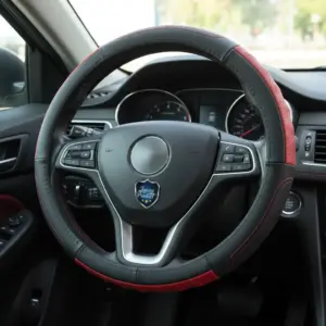 CUBRE VOLANTE CUERO NEGRO DETALLES ROJO OSCURO VENTILADO - SFT-18023RD