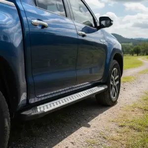 SET DE ESTRIBOS LATERAL MOD S4 PARA TOYOTA HILUX REVO 8VA GENERACIÓN 2016-ON