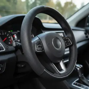 CUBRE VOLANTE CUERO NEGRO LÍNEAS SILVER HILO BLANCO VENTILADO - SFT-18018BK