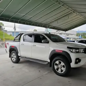 FENDER HQ PARA TOYOTA HILUX REVO 8VA GENERACIÓN AÑOS 2016-2024 DETALLES ROJO - E55007A-RD