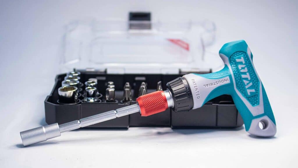 ATORNILLADORE JUEGO CON LLAVE Y MANGO EN T DE 24 PIEZAS -TACSD30186