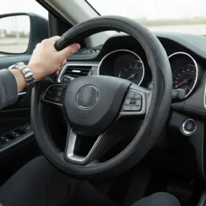 CUBRE VOLANTE PU CAUDRICULADO CURVA/HILO NEGRO - JX-203044/2 BK