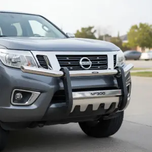 DEFENSA DELANTERA DE ACERO INOXIDABLE PARA FRONTIER NAVARA NP300 3RA GENERACIÓN 2014-2020 - W60030