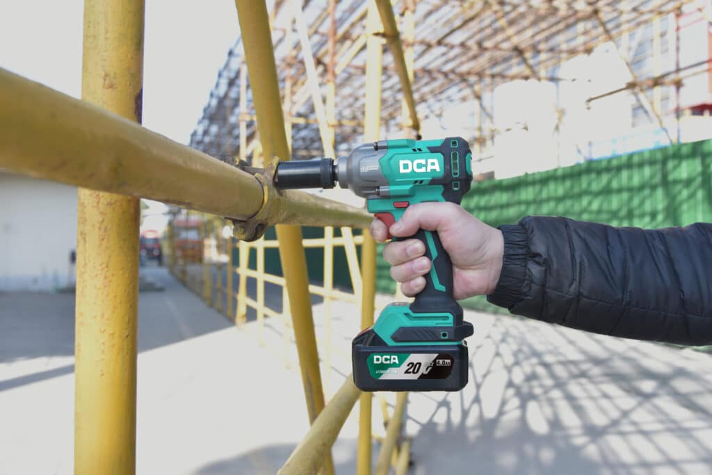 LLAVE DE IMPACTO 488NM 1/2″ 20V BRUSHLESS 4.0AHX2 MALETIN DCA- ADPB488EM