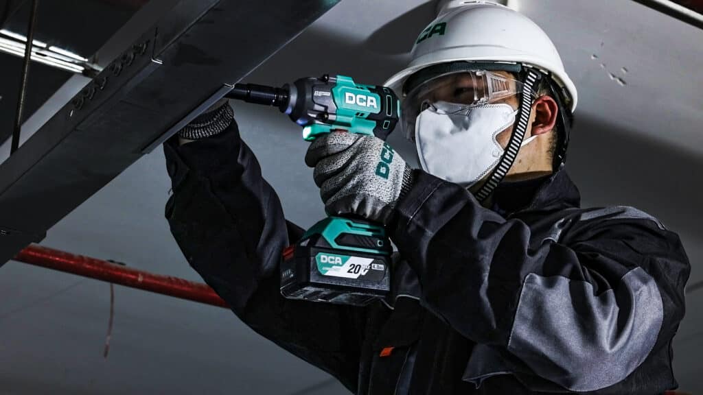 LLAVE DE IMPACTO 488NM 1/2″ 20V BRUSHLESS 4.0AHX2 MALETIN DCA- ADPB488EM