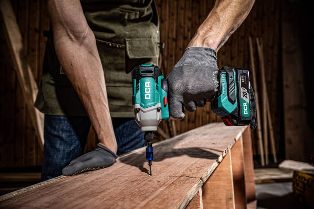 ATORNILLADOR DE IMPACTO 180NM  6.35 HEX 14MM  2.0AH X1 MALETIN – ADPL03-14DM