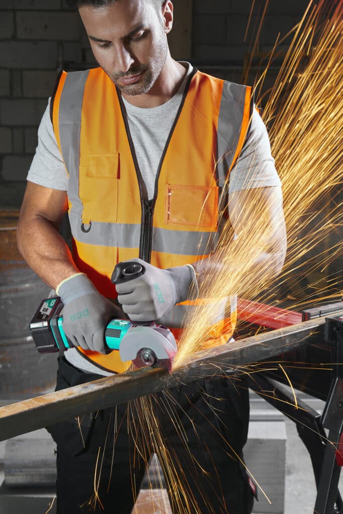 AMOLADORA 5″  20V BRUSHLESS  8500RPM 125MM M14 4.0AHX2 MALETIN – ADSM03-125EM