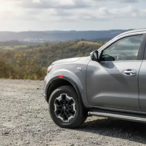 FENDER CON LUZ PARA NISSAN NP300 2022 EN ADELANTE - N35009