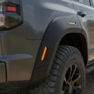 FENDER CON LUZ PARA TOYOTA HILUX REVO 2022 EN ADELANTE - N35007