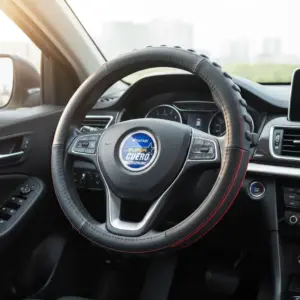 CUBRE VOLANTE CUERO GEN NEGRO DETALLES ROJOS - SFW2201BK/RD